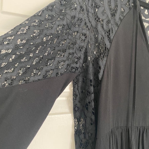 Maksa black lace-back & sleeve dress. Bottom is lined. Loose, comfortable shape - Picture 6 of 6